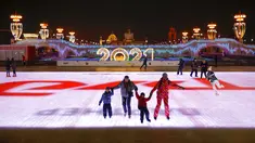 Sejumlah orang berseluncur saat pembukaan arena seluncur es di VDNKh (Pameran Prestasi Ekonomi Nasional), Moskow, Rusia, Jumat (27/11/2020). Area tersebut terbuat dari lapisan es buatan lebih dari 20.000 meter persegi. (AP Photo/Alexander Zemlianichenko)