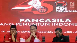 Politisi PDIP, Ahmad Basarah (tengah) bersama Sekjen Hasto Kristiyanto jelang menyatakan kesiapan maju dalam bursa bakal Cawagub Jatim di Jakarta, Selasa (9/1). Basarah menyatakan siap bila diberi tugas oleh Ketum PDIP. (Liputan6.com/Helmi Fithriansyah)