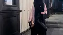 Abaya dapat kamu gunakan sebagat outer jika kamu ingin tapil agamis dan modis disaat yang bersamaan. (instagram/shireeenz)