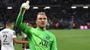 Keylor Navas. Kiper PSG berusia 34 tahun ini memang gagal membawa timnya menjuarai Ligue-1 musim 2020/2021 lalu. Catatan clean sheets-nya pun bukan yang terbaik di antara para kiper kontestan Ligue-1. Namun aksi-aksi kerennya tetap memikat untuk dijadikan nominasi. (AFP/Sebastien Bozon)