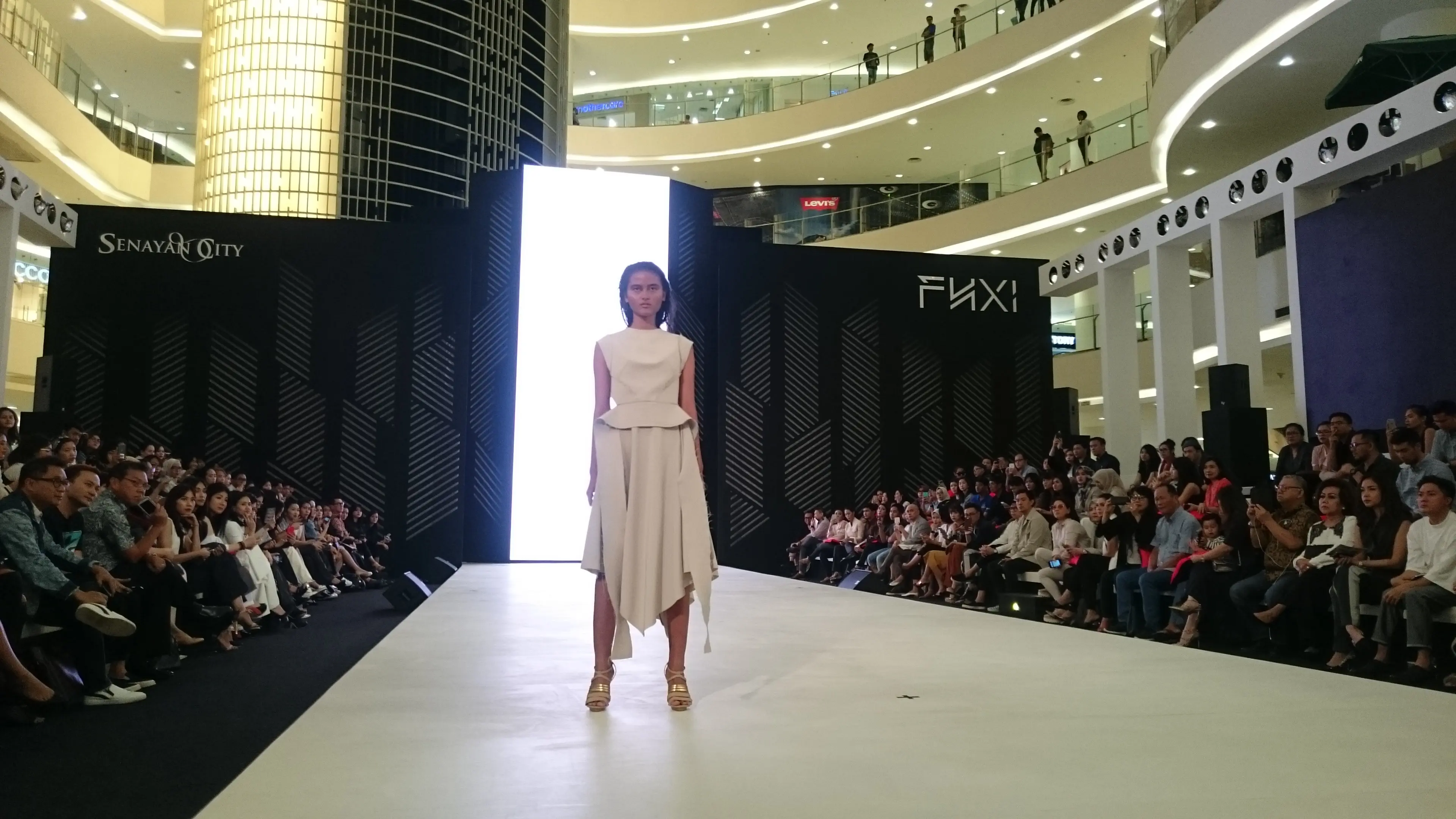 Perusahaan retail Madein berkolaborasi dengan brand fashion Tangan menghasilkan koleksi memesona bertajuk Trinity Pada Fashion Nation 2017.