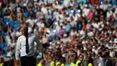 Pelatih Real Madrid, Zinedine Zidane menyaksikan laga timnya melawan Osasuna di Stadion Santiago Bernabeu, Madrid, Spanyol,  (10/09/2016) malam WIB. (REUTERS/Juan Medina)