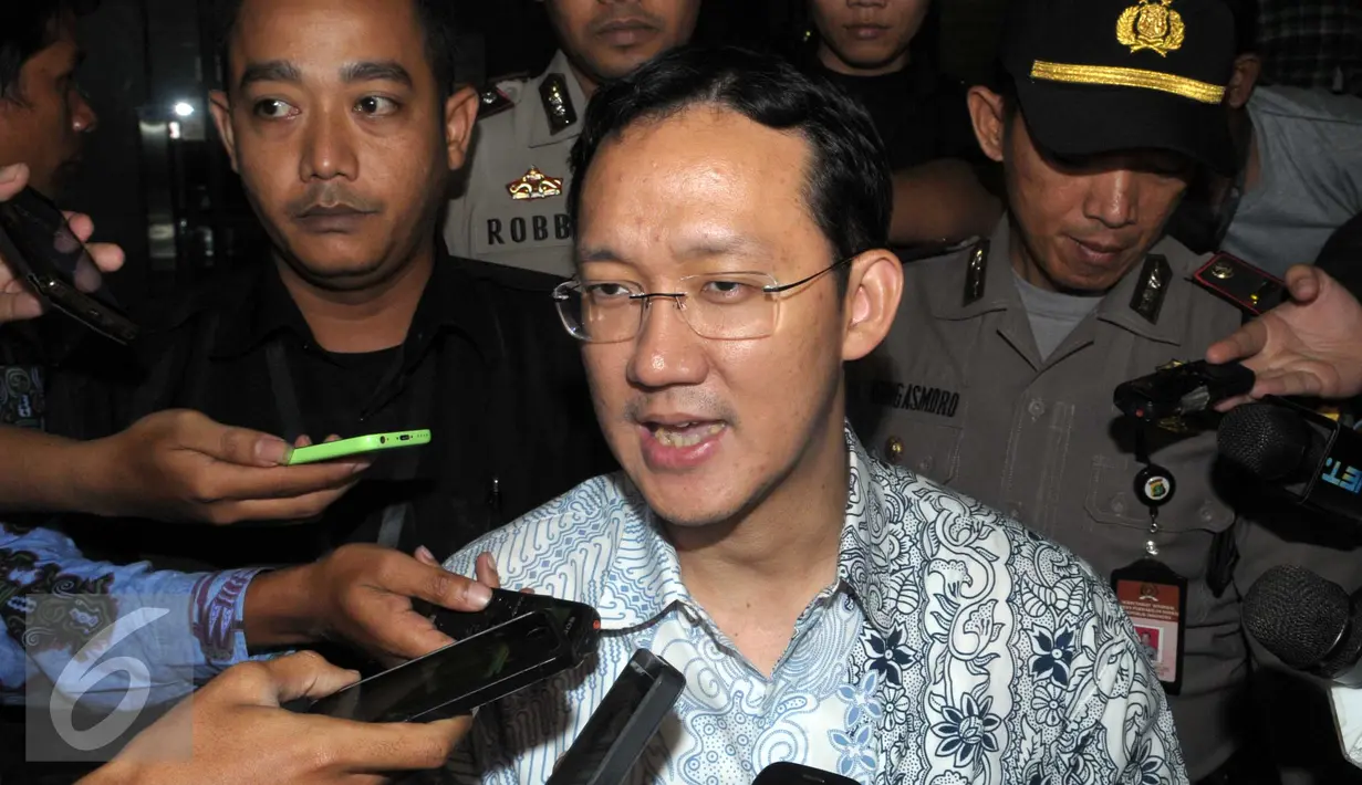 Sunny Tanuwidjaja diperiksa sebagai saksi terkait kasus pembahasan Raperda tentang rencana zonasi wilayah pesisir dan pulau-pulau kecil provinsi DKI Jakarta tahun 2015-2035, Jakarta, Rabu (13/4/2016). (Liputan6.com/Helmi Afandi)