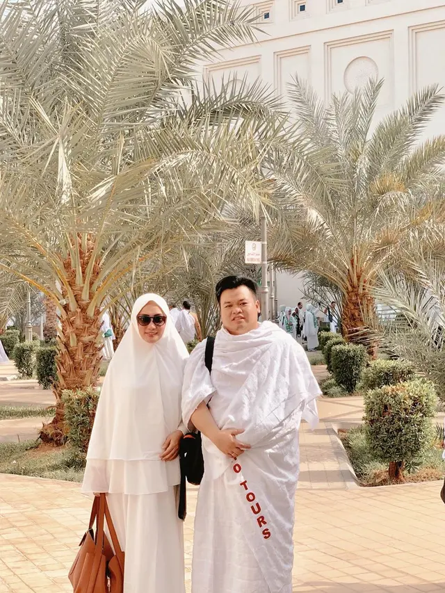 7 Gaya Yulita MasterChef saat Umrah Bareng Suami