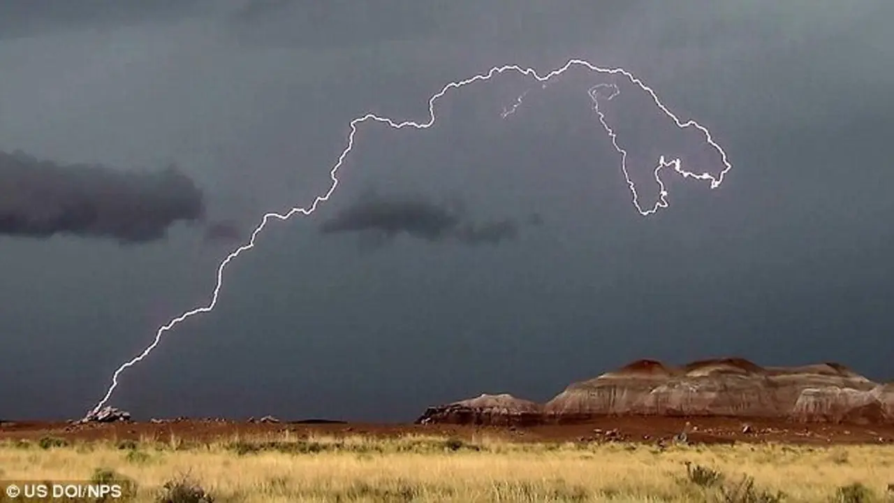 Penampakan petir berbentuk dinosaurus T-Rex di Arizona, Amerika Serikat. (US Doi NPS)