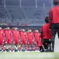 Para pemain starting XI Timnas Indonesia U-17 berbaris menyanyikan lagu kebangsaan Indonesia Raya sebelum dimulainya laga kedua Grup A Piala Dunia U-17 2023 menghadapi Timnas Panama U-17 di Stadion Gelora Bung Tomo (GBT), Surabaya, Senin (13/11/2023). (Bola.com/Bagaskara Lazuardi)