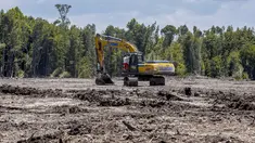 Seorang pekerja mengoperasikan alat berat di lokasi pembangunan Kalimantan Industrial Park Indonesia (KIPI) di Mangkupadi, Kalimantan Utara, Indonesia pada Kamis, 24 Agustus 2023. (AP Photo/Yusuf Wahil)