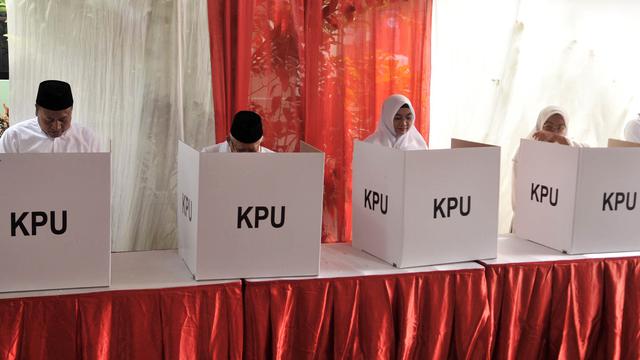Didampingi Istri dan Keluarga Ma’ruf Amin Gunakan Hak Suaranya di TPS 051 Koja