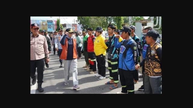 Pj Wali Kota Palangkaraya Hera Nugrahayu memimpin Apel Kesiapan Penanganan Banjir di Wilayah Kota Palangkaraya dan meninjau langsung serta memberikan bantuan kepada warga terdampak banjir Palangkaraya.