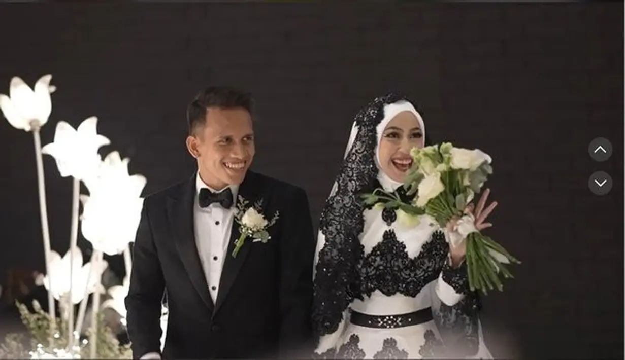 Pada hari yang sama, pasangan ini langgung menggelar resepsi pernikahan. Suasana bahagia begitu terlihat. Kali ini sang pengantin mengenakan pakaian hitam. Adiba terlihat anggun dan Egy tampak gagah dengan jas warna serupa. [Instagram/antzcreator]