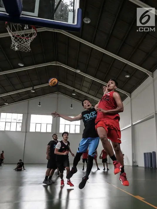 Sejumlah atlet basket berebut bola saat berlatih di Gor Istana Kana, Jakarta, Jumat (12/1). Latihan ini untuk mempersiapkan diri dalam menghadapi Asian Games 2018. (Liputan6.com/Faizal Fanani)