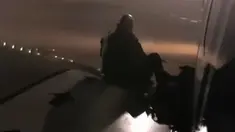 Penumpang maskapai Ryanair dari London Stansted Airport duduk di sayap pesawat yang terparkir di Bandara Malaga, Spanyol, Rabu (3/1). Penumpang berusia 50-an tahun itu diduga kesal karena penerbangannya mengalami penundaan. (Fernando Del Valle/AFP)