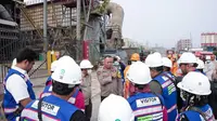 Polisi dan pihak berwenang lainnya berada di sekitar PT ITSS di kawasan IMIP usai kecelakaan kerja yang terjadi pada Minggu (24/12/2023). (Foto: Dedy Kurniawan)