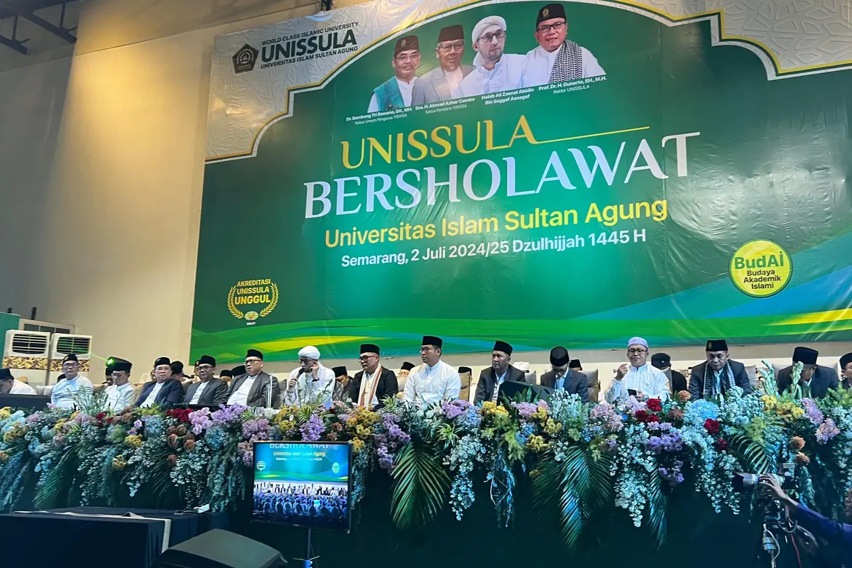 Habib Ali Zainal Abidin Assegaf menghadiri salawat akbar yang digelar oleh Universitas Islam Sultan Agung (Unissula), Semarang, Selasa, 2 Juli malam (Istimewa)