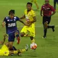 Pemain tengah Arema FC, Adama Alis (kedua kiri) melompat menghindari pemain Sriwijaya FC saat laga 8 besar Piala Presiden 2017 di Stadion Manahan, Solo, Minggu (26/2). Arema melaju ke semifinal setelah unggul 1-0. (Liputan6.com/Helmi Fithriansyah) 