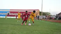 Bek kiri Malut United, Yance Sayuri beraksi saat menghadapi Semen Padang dalam lanjutan BRI Liga 1 2024/2024 di Stadion Sultan Agung, Bantul, Jumat (13/9/2024). (Dok. Malut United)