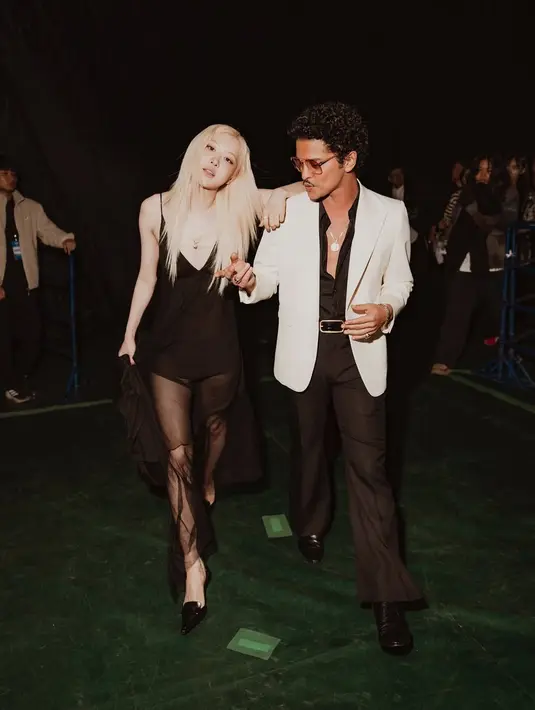 Kebersamaan mereka mencuri perhatian publik, menampilkan sisi hangat dan kompak dari dua musisi internasional yang begitu bersinar di panggung dunia. [@roses_are_rosie].