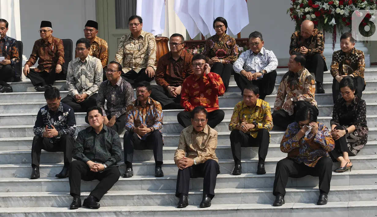 Sejumlah menteri Kabinet Indonesia Maju duduk di tangga saat Presiden Joko Widodo atau Jokowi  memperkenalkan para memperkenalkan mereka di Istana Merdeka, Jakarta, Rabu (23/10/2019). Kabinet Indonesia Maju akan membantu Jokowi-Ma'ruf pada periode 2019-2024. (Liputan6.com/AnggaYuniar)
