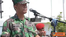 Citizen6, Surabaya: Kursus free fall yang akan berlangsung selama tujuh minggu tersebut, dibuka Wadan Kodikopsla Kolonel Laut (P) Soetrisno Sandi Asmara di lapangan Dewaruci Kesatrian Kodikopsla Ujung Surabaya. (Pengirim: Penkobangdikal)