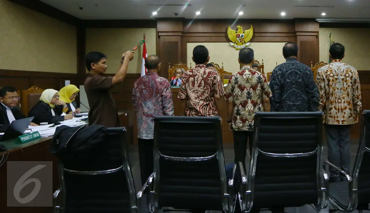 Petugas mengambil sumpah para saksi sebelum memberi kesaksian dalam sidang lanjutan perkara korupsi e-KTP dengan terdakwa mantan pejabat Kementerian Dalam Negeri Irman dan Sugiharto di Pengadilan Tipikor, Jakarta, Kamis (23/3). (Liputan6.com/Helmi Afandi)