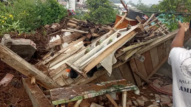 Tanggul irigasi jebol menimbun dua rumah dan menewaskan satu orang di Parakancanggah, Banjarnegara, Jawa Tengah. (Liputan6.com/BPBD BNA/Muhamad Ridlo)