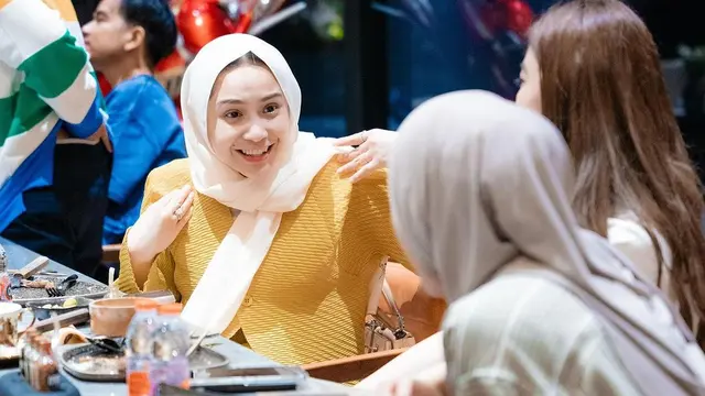 Gaya Akrab Nagita Slavina dan Selvi Ananda Nongkrong Bareng, Tampil Layaknya Bestie Meski Tanpa Outfit yang Sama