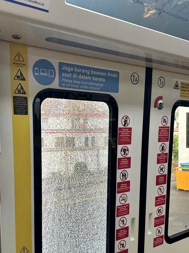Penampakan pintu kereta rel listrik (KRL) impor asal China terkena lemparan batu pada Jumat (11/7/2025), pukul 16.05 WIB. (Dok KAI)