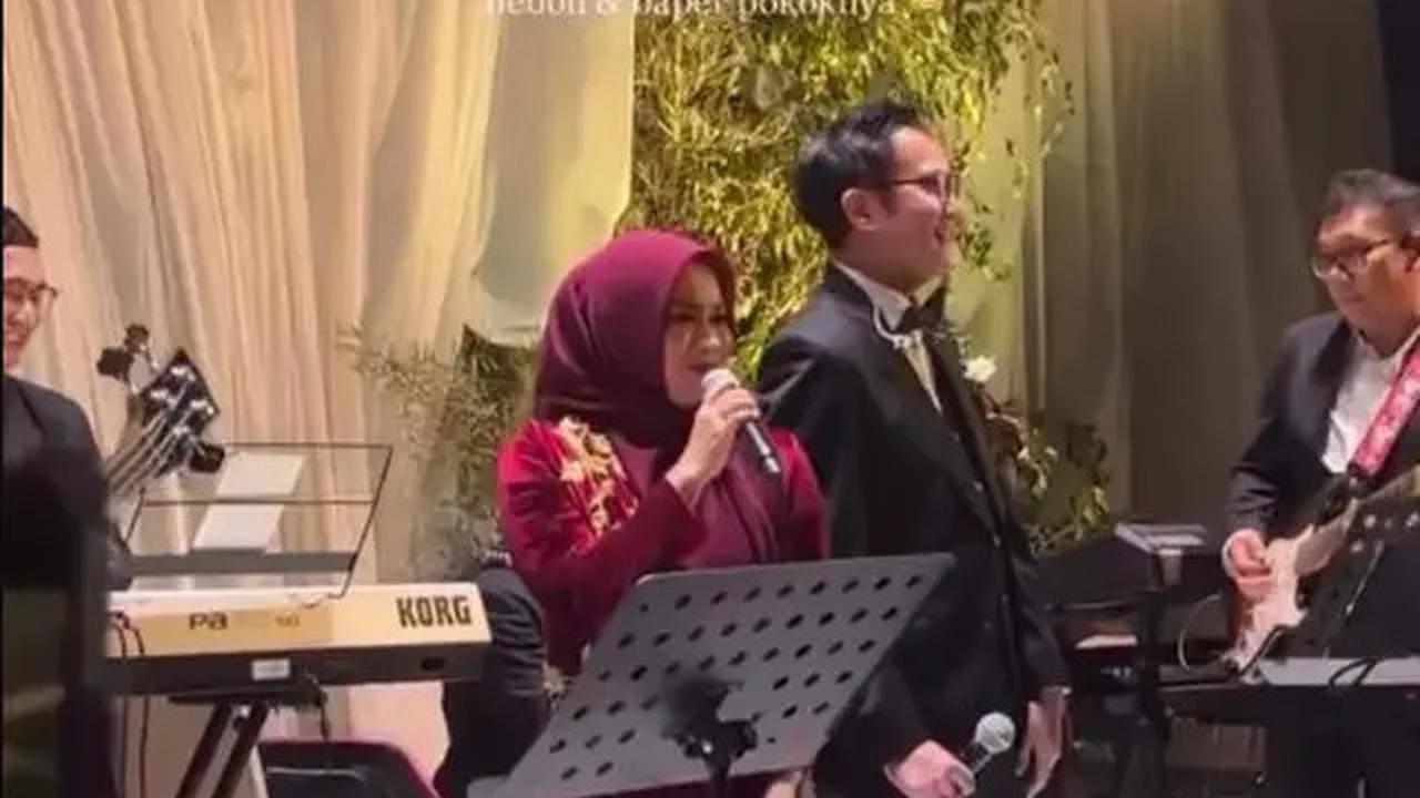 Foto-Foto Aldi Bragi Duet dengan Ikke Nurjanah, Penuh Makna dan Emosional