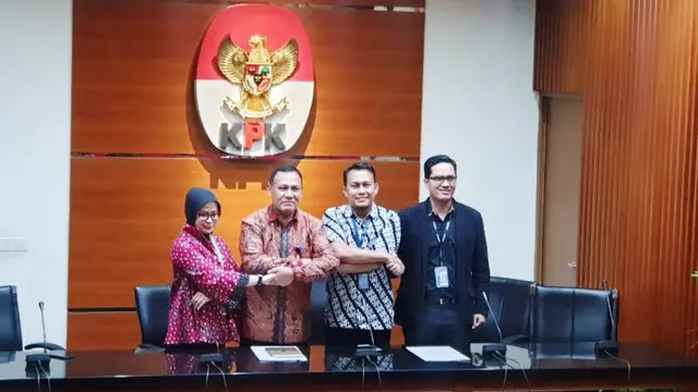 Ketua KPK Firli Bahuri (dua dari kiri) memperkenalkan dua Plt Jubir KPK pengganti Febri Diansyah (kanan), yakni Ipi Maryati dan Ali Fikri