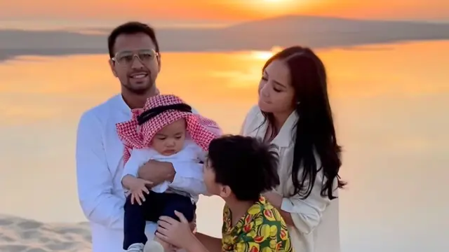 Rayyanza merayakan ultha pertamanya di Qatar kenakan keffiyah