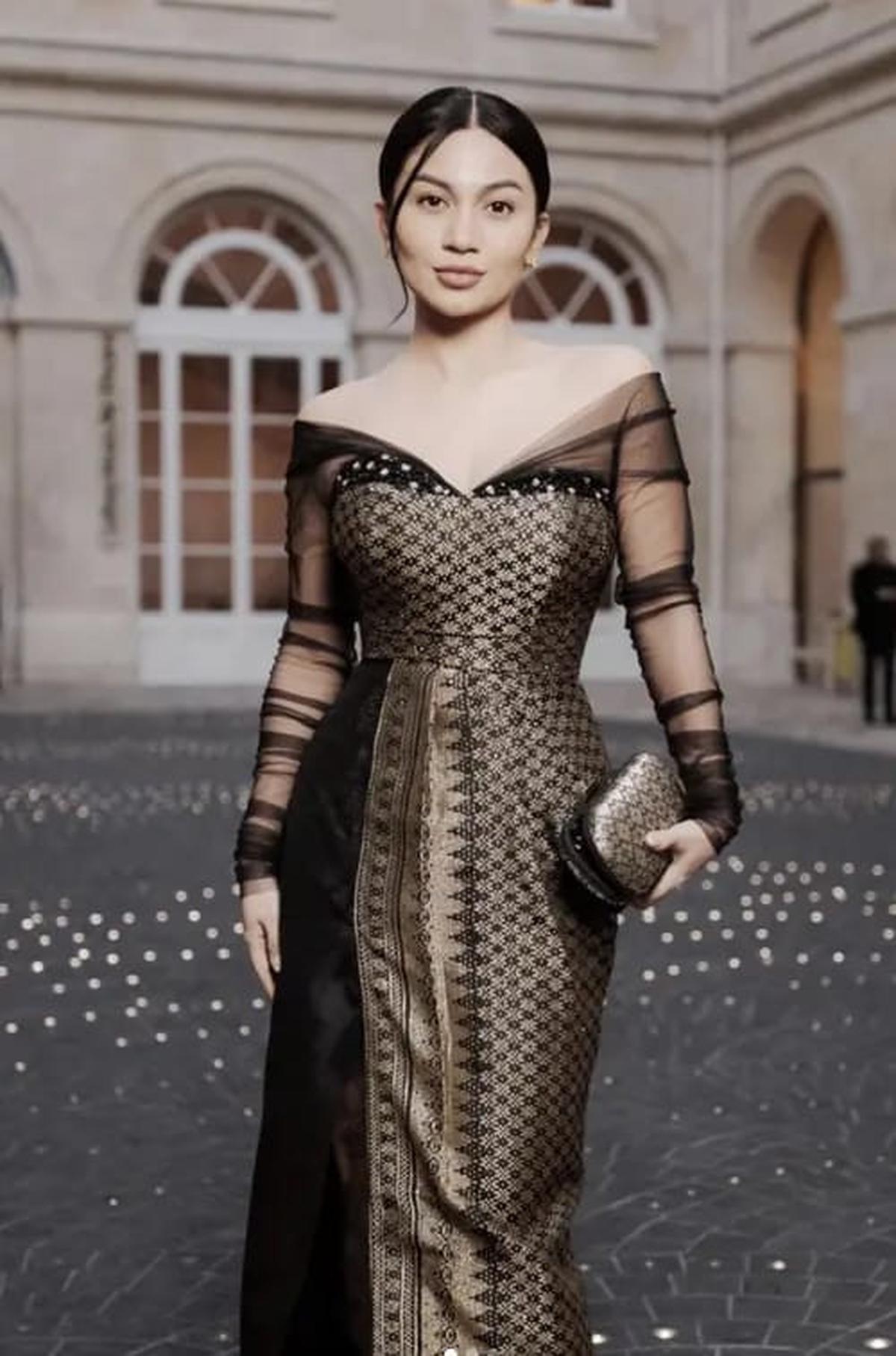 Potret Ariel Tatum dengan Busana Etnik Modern, Tampil Memukau