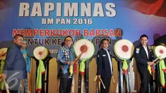 Ketua Umum PAN Zulkifli Hasan (Kedua kiri) bersama Gubernur Jambi Zumi Zola (kanan) dan Ketua Umum BM PAN Yandri Susanto (kedua  kanan) secara simbolik membuka Rapimnas BM PAN 2016, Jakarta, Jumat (8/4). (Liputan6.com/Johan Tallo)