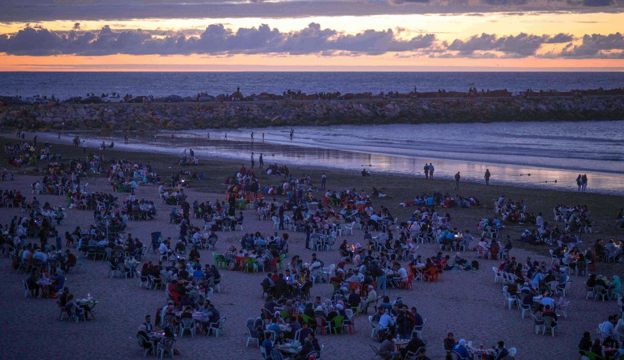 Foto Serunya Suasana Buka Bersama Warga Maroko Di Pantai Rabat