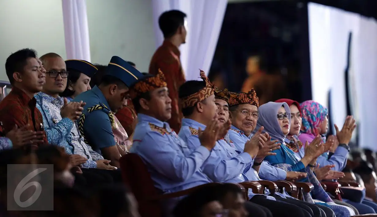 Wapres Jusuf Kalla (keempat kiri-depan) menghadiri pesta penutupan PON XIX 2016 di Stadion Gelora Bandung Lautan Api, Kamis (29/9). Tarian dari sejumlah daerah di Indonesia mewarnai pesta penutupan PON XIX 2016. (Liputan6.com/Helmi Fithriansyah)
