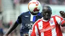 Stoke City's Senegalese midfielder Abdoulaye Diagne-Faye clears from Blackburn Rovers' Congolese defender Christopher Samba during the EPL football match at the Britannia Stadium on April 18, 2009. AFP PHOTO/ANDREW YATES