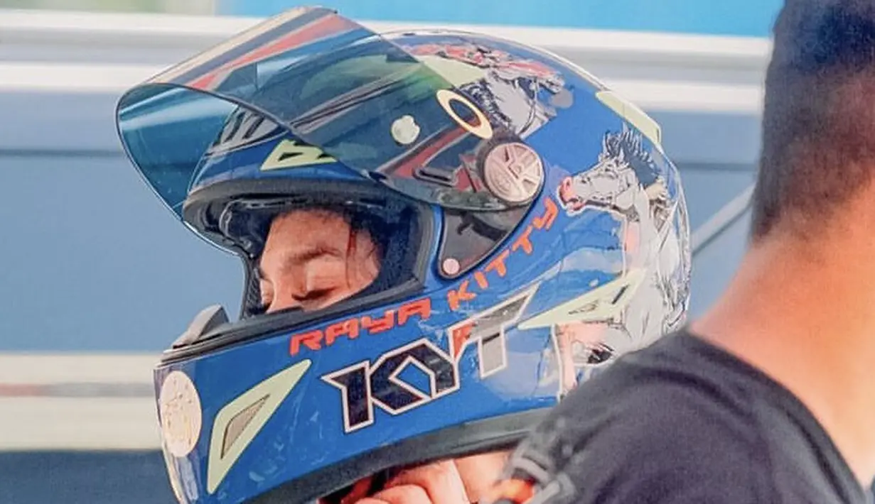 <p>Saat balapan, nampak bulu mata lentik Raya Kitty masih terlihat ketika membuka kaca helmnya. @rayanurfitrird</p>