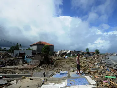 Warga memandang ke arah laut usai tsunami menerjang Kampung Sumur, Ujung Kulon, Banten, Selasa (24/12). Kampung Sumur yang dihuni ratusan nelayan luluh lantak disapu tsunami. (Merdeka.com/Arie Basuki)