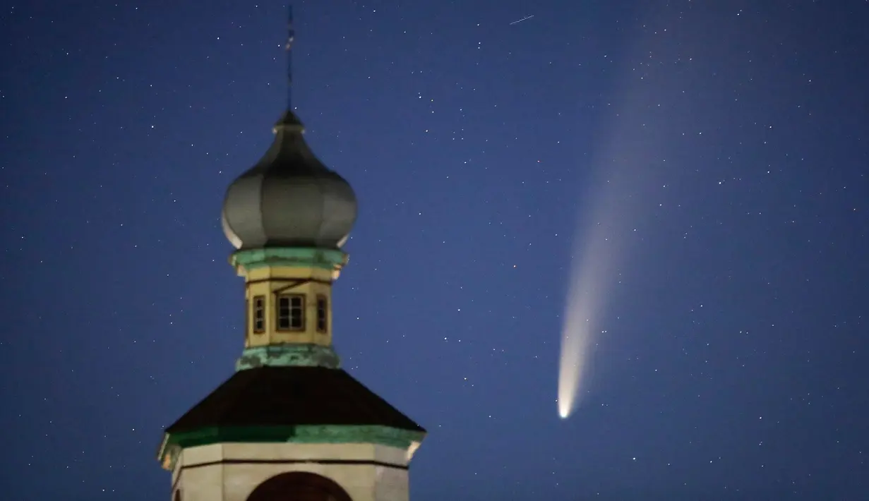 Komet Neowise atau C / 2020 F3 terlihat di belakang sebuah gereja Ortodoks di langit Turet, Belarus, 110 kilometer (69 mil) barat ibu kota Minsk, Selasa (14/7/2020) pagi. Bulan ini, komet Neowise melintasi tata surya bagian dalam untuk pertama kalinya dalam 6.800 tahun. (AP Photo/Sergei Grits)