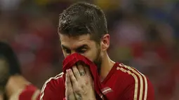 Pemain belakang Spanyol, Sergio Ramos, tidak kuasa menahan kesedihan usai dipastikan gagal lolos ke fase 16 besar Piala Dunia 2014, Brasil, (19/6/2014). (REUTERS/Jorge Silva)