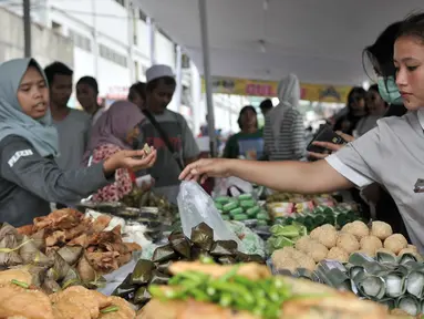 Warga berburu makanan dan minuman untuk berbuka puasa atau takjil di kawasan Bendungan Hilir, Jakarta, Kamis (17/5). Kawasan Bendungan Hilir atau Benhil menjadi tempat warga berburu takjil setiap Ramadan. (Merdeka.com/Iqbal Nugroho)