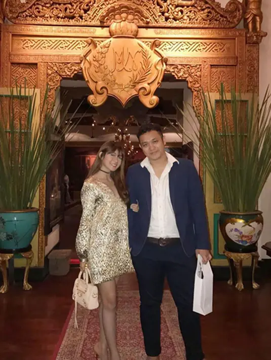 Belum lama ini terlihat Gilang Dirga dan Adiesty Fersa menikmati liburannya ke Eropa. Keduanya pun kembali memiliki rencana di tahun ini untuk menjalankan ibadah Umroh.  (Instagram/gilangdirga)