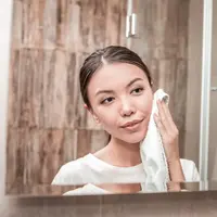 Ilustrasi Perempuan membersihkan wajah. (depositphotos/yacobchuk1)