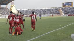 Para pemain Semen Padang merayakan Gol yang dicetak oleh Vendry Mofu ke gawang Persib pada laga Liga 1 Indonesia di Stadion Si Jalak Harupat, Bandung, Sabtu, (9/9/2017). Persib ditahan imbang 2-2 oleh Semen Padang. (Bola.com/M Iqbal Ichsan)