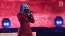 Penyanyi Bebe Rexha saat tampil pada malam puncak HUT ke-27 SCTV di Hall D, Jiexpo Kemayoran, Jakarta, Kamis (24/8). Penyanyi berusia 27 tahun ini tampil sangat energik dalam balutan busana bernuansa merah. (Liputan6.com/Herman Zakharia)
