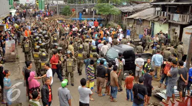 Petugas Satpol PP bersiap membongkar rumah warga dan tempat pemotongan ayam di Tanah Tinggi, Tangerang, Rabu (16/12). Pemprov Banten melakukan esekusi pembongkaran karena tanah tersebut berdiri diatas tanah negara. (Liputan6.com/Faisal R Syam)