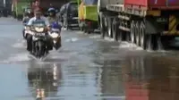 Seorang anggota DPR berlari terbirit-birit saat bertemu wartawan, hingga hujan yang mengguyur Ibu Kota menyisakan genangan.