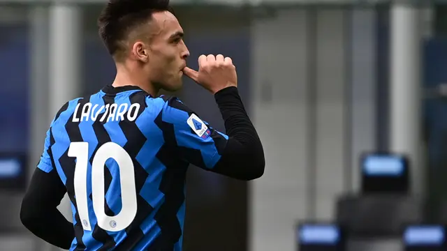 Penyerang Inter Milan, Lautaro Martinez mencetak gol ke gawang Crotone pada lanjutan Liga Italia 2020/2021, Minggu (3/1/2021) di Giuseppe Meazza.