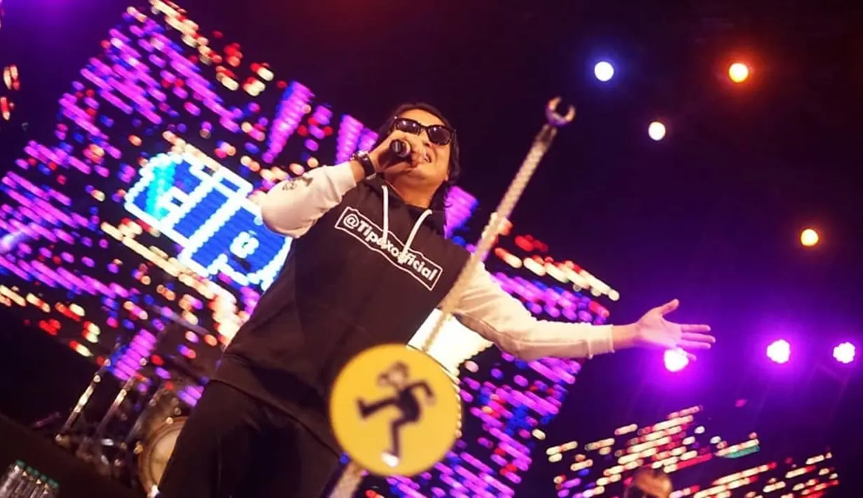 Selain itu, Tipe-X juga ajak penonton untuk mengenang orang terdekat dengan membawakan lagu Selamat Jalan. Suasana syahdu terasa kala musik intro dimainkan. (Liputan6.com/IG/@antotipex)