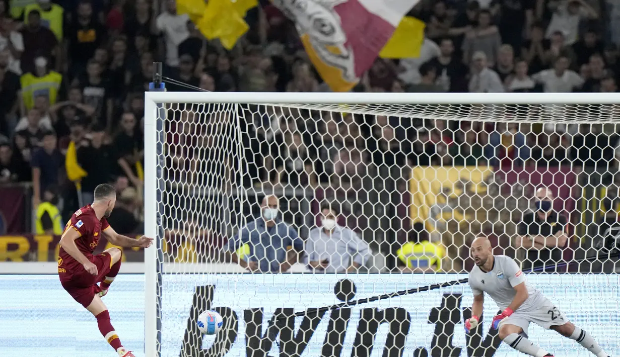 Gelandang AS Roma, Jordan Veretout saat mencetak gol lewat titik penalti ke gawang Lazio pada pertandingan lanjutan Liga Serie A Italia di Stadion Olimpiade Roma, Senin (27/9/2021). Dengan kemenangan ini Lazio kini naik ke posisi enam dengan 11 poin dari enam laga. (AP  Photo/Andrew Medichini)