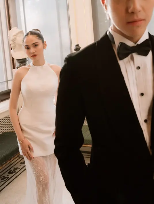 Syifa Hadju tampil anggun kenakan halterneck dress putih dengan rok lace panjang [@elelrumi]